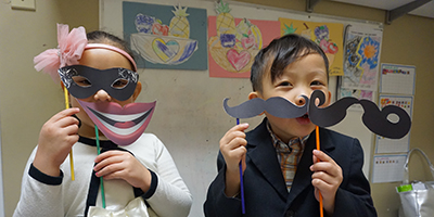 2 children with masks